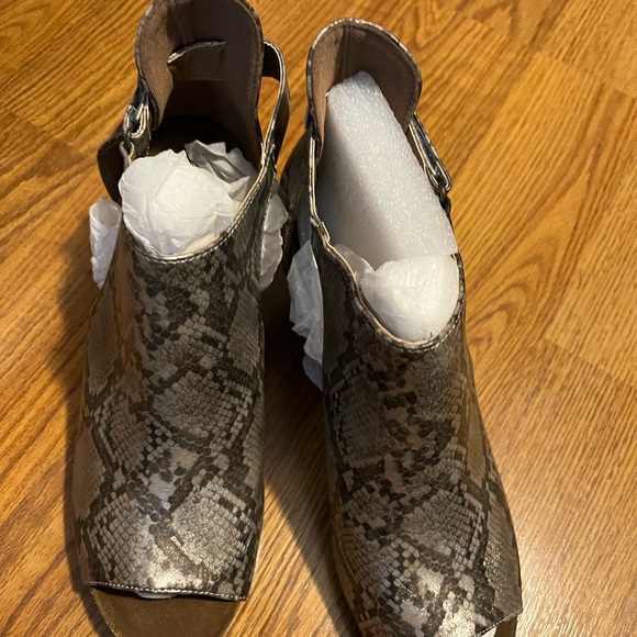 Never worn size 10 but feels like a 9. - Picture 4 of 4